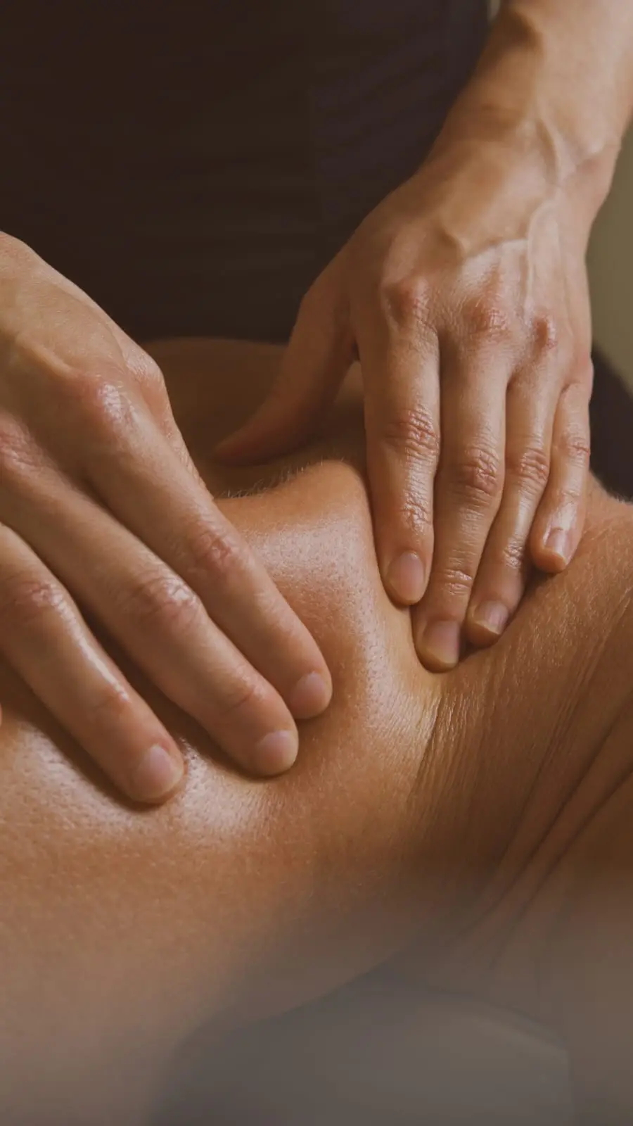 Masaj terapeutic pentru eliberarea contracturilor musculare